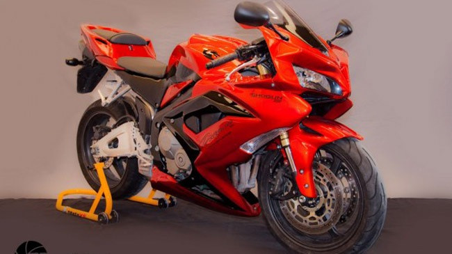 Việc áp dụng hệ thống phanh ABS - Coupled gồm ABS và CBS, Honda CBR 600 trở thành mẫu xe an toàn nhất trong phân khúc dòng xe thể thao tốc độ 600cc. Ngoài ra, CBR 60 còn có đôi chút cải tiến như: đèn xi nhan kiểu mới, vỏ xe "ngầu" hơn. Việc áp dụng hệ thống phanh ABS - Coupled gồm ABS và CBS, Honda CBR 600 trở thành mẫu xe an toàn nhất trong phân khúc dòng xe thể thao tốc độ 600cc. Ngoài ra, CBR 60 còn có đôi chút cải tiến như: đèn xi nhan kiểu mới, vỏ xe "ngầu" hơn.