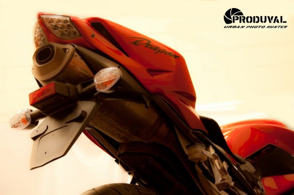 Hãng DragonTT cũng không đánh mất bản sắc của Honda CBR 600 khi giữ lại cụm đèn pha nguyên bản. Bên cạnh đó, hãng DragonTT còn tích hợp đèn xi-nhan vào dàn ốp bên và duy trì yên trên đuôi xe cho hành khách. Hãng DragonTT cũng không đánh mất bản sắc của Honda CBR 600 khi giữ lại cụm đèn pha nguyên bản. Bên cạnh đó, hãng DragonTT còn tích hợp đèn xi-nhan vào dàn ốp bên và duy trì yên trên đuôi xe cho hành khách.