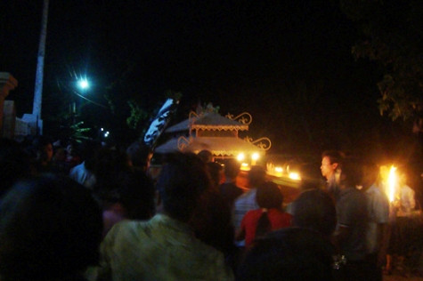 Đám tang của Duyên diễn ra trong đêm tối. (Ảnh: Trịnh Trọng)