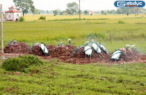 5 ngôi mộ được đào vội trong chiều muộn và tối qua để 5 em yên nghỉ. (Ảnh NP)