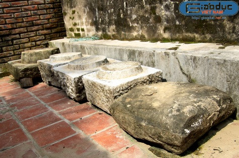 Rất nhiều chân cột bằng đá được xây dựng từ những ngày đầu tiên, dù còn rất tốt nhưng không được sử dụng mà được để mỗi nơi vài tảng. Rất nhiều chân cột bằng đá được xây dựng từ những ngày đầu tiên, dù còn rất tốt nhưng không được sử dụng mà được để mỗi nơi vài tảng.