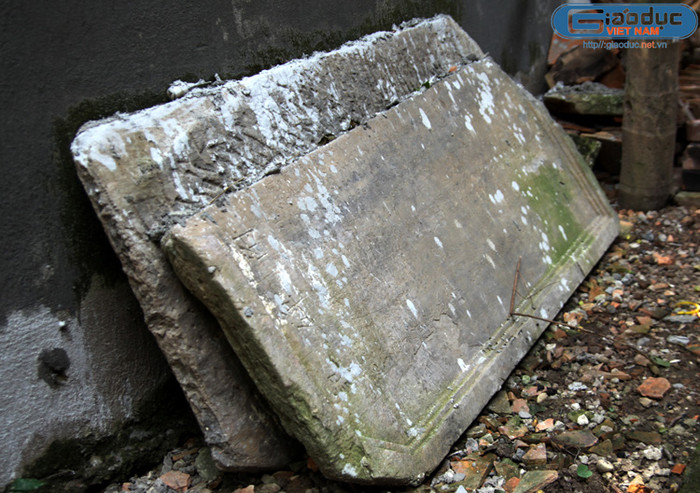 Tấm bia ghi công đức của người đã hiến đất để xây dựng chùa được lập cách nay cả trăm năm nhưng lại bị vứt chỏng chơ thế này. Tấm bia ghi công đức của người đã hiến đất để xây dựng chùa được lập cách nay cả trăm năm nhưng lại bị vứt chỏng chơ thế này.