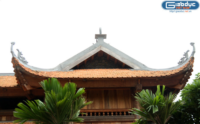 Mái chùa đã không còn cong như vốn có của nó. Mái chùa đã không còn cong như vốn có của nó.