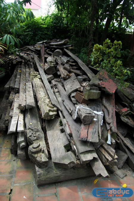 Những thanh sà, câu đầu khi được hạ giải còn tốt nhưng không được bảo quản tốt, phơi mưa nắng cả năm trời nên đã trở nên hư hỏng. Những thanh sà, câu đầu khi được hạ giải còn tốt nhưng không được bảo quản tốt, phơi mưa nắng cả năm trời nên đã trở nên hư hỏng.