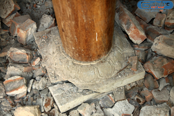 Mà thay vào đó là những chân cột bằng đá có họa tiết hoa văn hình cánh sen. Tuy nhiên, chưa hoàn thiện thì nó đã hư hỏng như thế này. Mà thay vào đó là những chân cột bằng đá có họa tiết hoa văn hình cánh sen. Tuy nhiên, chưa hoàn thiện thì nó đã hư hỏng như thế này.