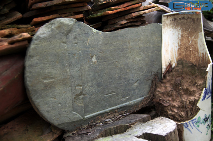 Một tấm bia khác có những hoa văn được khắc rất tinh sảo và được đánh giá là qúy nhưng số phận của nó cũng chỉ như chiếc chậu hoa vỡ bỏ đi này. Một tấm bia khác có những hoa văn được khắc rất tinh sảo và được đánh giá là qúy nhưng số phận của nó cũng chỉ như chiếc chậu hoa vỡ bỏ đi này.