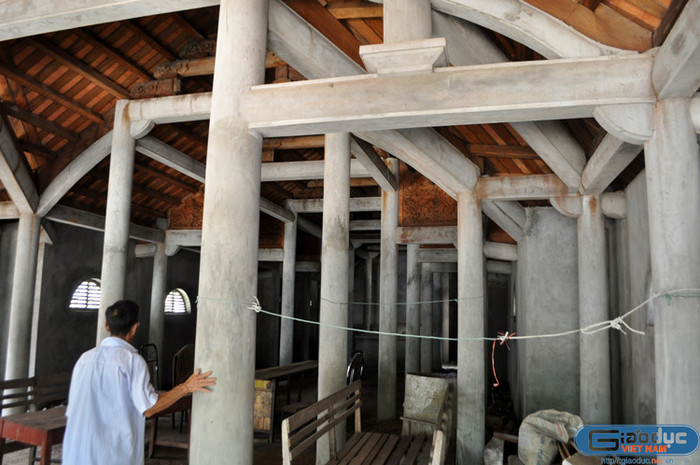 Không chỉ có chùa Chi Đông mà cả đền Chi Đông (cũng được cấp giấy chứng nhận di tích quốc gia cùng chùa Chi Đông) tuy nhiên, nó đã bị xây dựng lại toàn bộ. Cột gỗ đã được thay thế bằng cột bê-tông cốt thép. Không chỉ có chùa Chi Đông mà cả đền Chi Đông (cũng được cấp giấy chứng nhận di tích quốc gia cùng chùa Chi Đông) tuy nhiên, nó đã bị xây dựng lại toàn bộ. Cột gỗ đã được thay thế bằng cột bê-tông cốt thép.