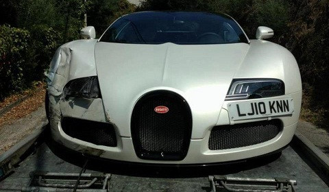 Bugatti Veyron Grand Sport Sang Blanc bị "nát đầu" sau tai nạn. Bugatti Veyron Grand Sport Sang Blanc bị "nát đầu" sau tai nạn.