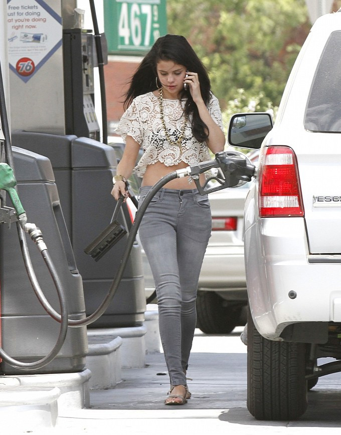 Selena Gomez vừa đổ xăng vừa nghe điện thoại khiến người hâm mộ của cô phải lo lắng. Selena Gomez vừa đổ xăng vừa nghe điện thoại khiến người hâm mộ của cô phải lo lắng.