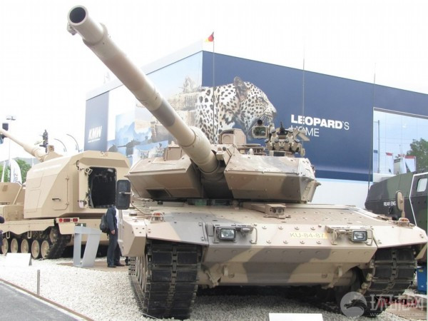 Xe tăng Đức Leopard 2 nổi tiếng về độ tin cậy và cơ động trong sử dụng. Với khả năng di chuyển với tốc độ cao, xung lực chuyển động mạnh nên Leopard 2 được mệnh danh là "xe tăng bay". Xe tăng Đức Leopard 2 nổi tiếng về độ tin cậy và cơ động trong sử dụng. Với khả năng di chuyển với tốc độ cao, xung lực chuyển động mạnh nên Leopard 2 được mệnh danh là "xe tăng bay".
