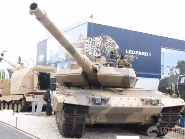 Xe tăng Đức Leopard 2 nổi tiếng về độ tin cậy và cơ động trong sử dụng. Với khả năng di chuyển với tốc độ cao, xung lực chuyển động mạnh nên Leopard 2 được mệnh danh là "xe tăng bay". Xe tăng Đức Leopard 2 nổi tiếng về độ tin cậy và cơ động trong sử dụng. Với khả năng di chuyển với tốc độ cao, xung lực chuyển động mạnh nên Leopard 2 được mệnh danh là "xe tăng bay".