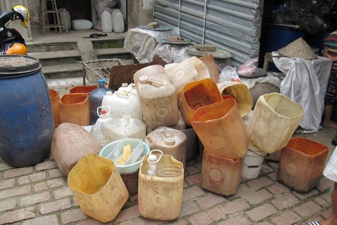 Những vỏ can dùng để đựng các loại tương ớt cáu bẩn nhem nhuốc. Những vỏ can dùng để đựng các loại tương ớt cáu bẩn nhem nhuốc.