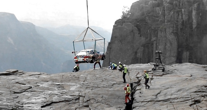 Chiếc BMW M3 GT2 được đưa lên mỏm đá bằng trực thăng Chiếc BMW M3 GT2 được đưa lên mỏm đá bằng trực thăng