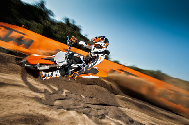 Toàn bộ những mẫu xe KTM SX-F 2013 đều được trang bị bộ khung và gá kẹp mới rắn chắc hơn. Bên cạnh đó là hệ thống giảm xóc nâng cấp và họa tiết trang trí mớ Toàn bộ những mẫu xe KTM SX-F 2013 đều được trang bị bộ khung và gá kẹp mới rắn chắc hơn. Bên cạnh đó là hệ thống giảm xóc nâng cấp và họa tiết trang trí mớ