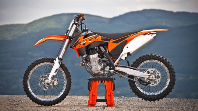 Bước sang phiên bản mới, KTM 250 SX-F được trang bị động cơ nhẹ hơn so với trước đây nhờ ứng dụng hợp kim nhôm cường độ cao mới. Theo hãng KTM, động cơ mới trên 250 SX-F 2013 có đường kính pit-tông 78 mm và khoảng chạy 52,3 mm. Hai con số tương ứng với động cơ cũ là 76 mm và 54,8 mm. Bước sang phiên bản mới, KTM 250 SX-F được trang bị động cơ nhẹ hơn so với trước đây nhờ ứng dụng hợp kim nhôm cường độ cao mới. Theo hãng KTM, động cơ mới trên 250 SX-F 2013 có đường kính pit-tông 78 mm và khoảng chạy 52,3 mm. Hai con số tương ứng với động cơ cũ là 76 mm và 54,8 mm.