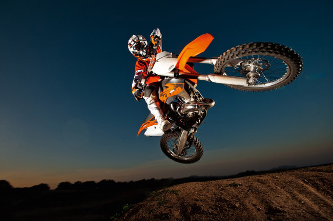 So với phiên bản cũ, KTM 250 SX-F 2013 nhẹ hơn 500 g nhờ vỏ máy dạng đúc mới. Ngoài ra, thành viên nhà KTM còn được thừa hưởng trục khuỷu mới từ dòng xe đua, từ đó tăng vòng tua động cơ. So với phiên bản cũ, KTM 250 SX-F 2013 nhẹ hơn 500 g nhờ vỏ máy dạng đúc mới. Ngoài ra, thành viên nhà KTM còn được thừa hưởng trục khuỷu mới từ dòng xe đua, từ đó tăng vòng tua động cơ.