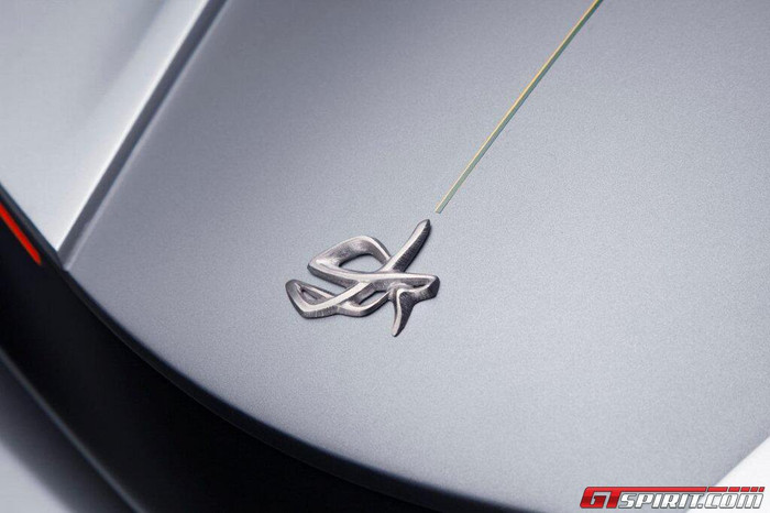 Logo của xe chính là chữ kí của Doni và được chế tác bằng vàng 24k. Logo của xe chính là chữ kí của Doni và được chế tác bằng vàng 24k.