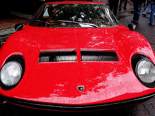 Trước khi Lamborghini Miura ra đời năm 1965, nhiều chiếc xe thể thao khác đã đạt đến tầm cao về tính năng và vận hành. Nhưng chỉ có Miura đáp ứng được những tiêu chí của một mẫu hình siêu xe hiện đại. Đó là tốc độ cao, thiết kế đột phá bất ngờ với nhiều sáng kiến về mặt kỹ thuật công nghệ. Trước khi Lamborghini Miura ra đời năm 1965, nhiều chiếc xe thể thao khác đã đạt đến tầm cao về tính năng và vận hành. Nhưng chỉ có Miura đáp ứng được những tiêu chí của một mẫu hình siêu xe hiện đại. Đó là tốc độ cao, thiết kế đột phá bất ngờ với nhiều sáng kiến về mặt kỹ thuật công nghệ.