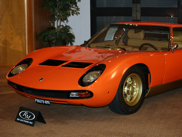 Kiểu dáng ấn tượng và những chiếc đèn pha tròn đã làm nên đặc trưng của Lamborghini Miura. Kiểu dáng ấn tượng và những chiếc đèn pha tròn đã làm nên đặc trưng của Lamborghini Miura.