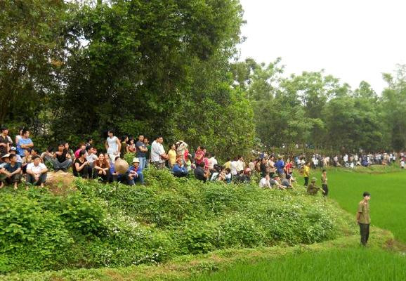 Người dân nơi đây từng phút từng giây mong đợi lực lượng cứu hộ tìm thấy các nạn nhân hiện còn đang mất tích. Người dân nơi đây từng phút từng giây mong đợi lực lượng cứu hộ tìm thấy các nạn nhân hiện còn đang mất tích.