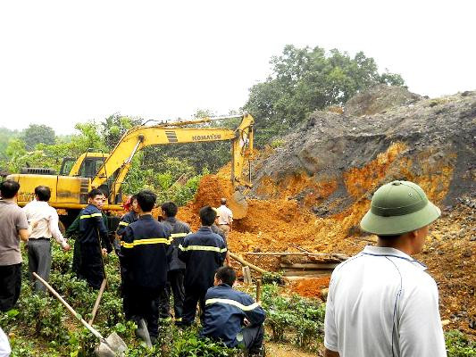 Lực lượng cứu hộ đã được huy động rất đông cả về nhân lực lẫn vật lực. Lực lượng cứu hộ đã được huy động rất đông cả về nhân lực lẫn vật lực.