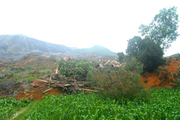 Toàn cảnh bãi đất đá thải của mỏ than Phấn Mễ. Toàn cảnh bãi đất đá thải của mỏ than Phấn Mễ.