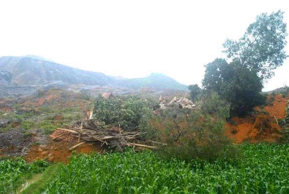 Toàn cảnh bãi đất đá thải của mỏ than Phấn Mễ.