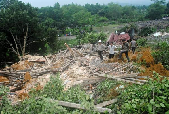 Hàng ngàn mét khối đất đá đã khiến những ngôi nhà của các hộ dân giờ chỉ còn là đống đổ nát. Hàng ngàn mét khối đất đá đã khiến những ngôi nhà của các hộ dân giờ chỉ còn là đống đổ nát.