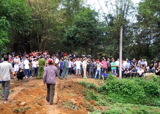 Người dân nơi đây từng phút từng giây mong đợi lực lượng cứu hộ tìm thấy các nạn nhân hiện còn đang mất tích.