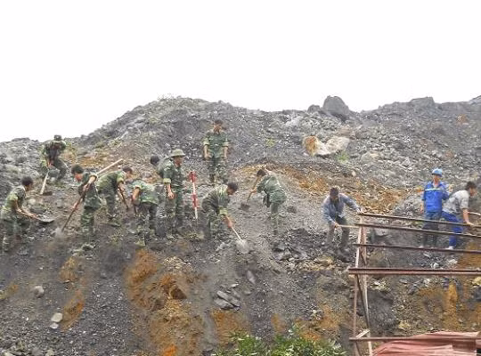 Lực lượng cứu hộ với đủ các lực lượng, phương tiện đang ra sức tìm kiếm các nạn nhân xấu số.