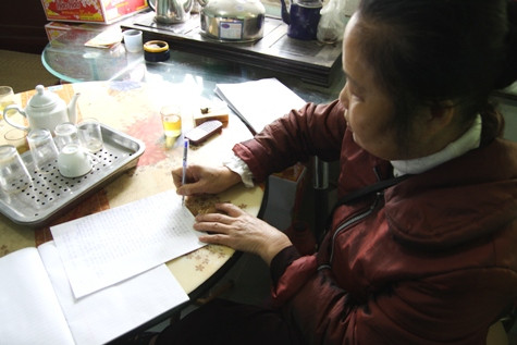 Bà Hồng ký đơn gửi Tổng Bí thư và các vị lãnh đạo Nhà nước. Bà Hồng ký đơn gửi Tổng Bí thư và các vị lãnh đạo Nhà nước.