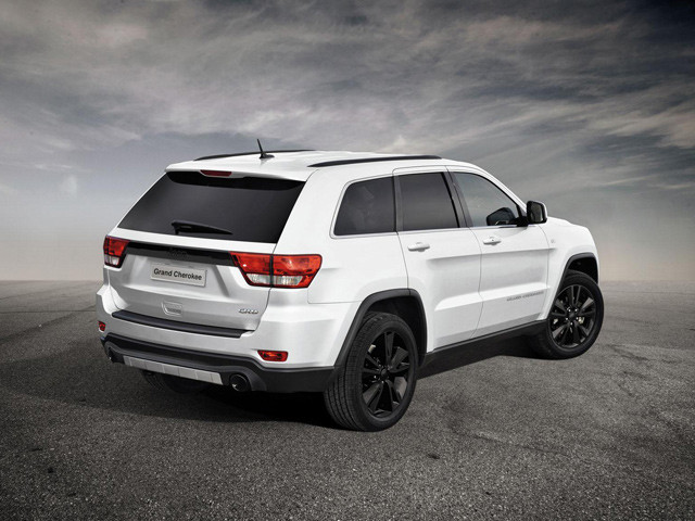 Xe được trang bị động cơ CRD V6 3.0 lít cho sản sinh công suất 187 mã lực, mô men xoắn 324lb-ft, hoặc sản sinh công suất 328 mã lực, mô men xoắn 406lb-ft, đi kèm với nó là hộp số truyền động 5 cấp. Xe được trang bị động cơ CRD V6 3.0 lít cho sản sinh công suất 187 mã lực, mô men xoắn 324lb-ft, hoặc sản sinh công suất 328 mã lực, mô men xoắn 406lb-ft, đi kèm với nó là hộp số truyền động 5 cấp.