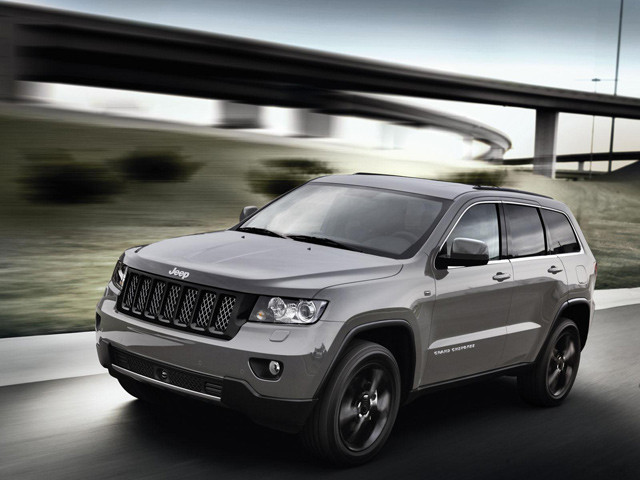 Mẫu xe thứ nhất mang tên Grand Cherokee S phiên bản Limited là mẫu xe đầu tiên được ra mắt ở dạng concept tại triển lãm Geneva Motor Show năm nay. Về ngoại thất, mẫu xe này nổi bật với lưới tản nhiệt ở dạng mắt lưới, cụm đèn pha nổi bật với viền được mạ hỗn hợp crom màu bạch kim, ống xả kép cũng mạ crom, bánh xe hợp kim 20 inch, đèn pha có viền ngoài mạ thiếc. Mẫu xe thứ nhất mang tên Grand Cherokee S phiên bản Limited là mẫu xe đầu tiên được ra mắt ở dạng concept tại triển lãm Geneva Motor Show năm nay. Về ngoại thất, mẫu xe này nổi bật với lưới tản nhiệt ở dạng mắt lưới, cụm đèn pha nổi bật với viền được mạ hỗn hợp crom màu bạch kim, ống xả kép cũng mạ crom, bánh xe hợp kim 20 inch, đèn pha có viền ngoài mạ thiếc.