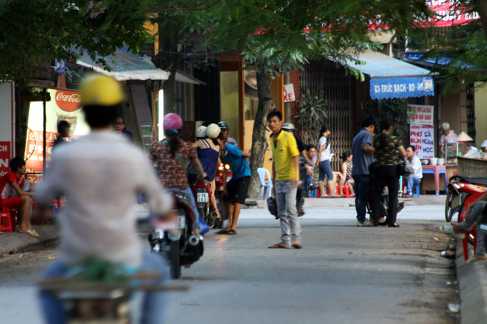 Khi xe tới nơi, họ sẵn sàng lao ra chặn đầu xe, dừng xe lại để mời chào, chèo kéo.