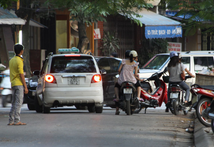 Tình trạng này diễn ra thường ngày, bắt đầu từ cuối giờ chiều nhưng không thấy sự nhắc nhở, can thiệp của chính quyền địa phương sở tại.