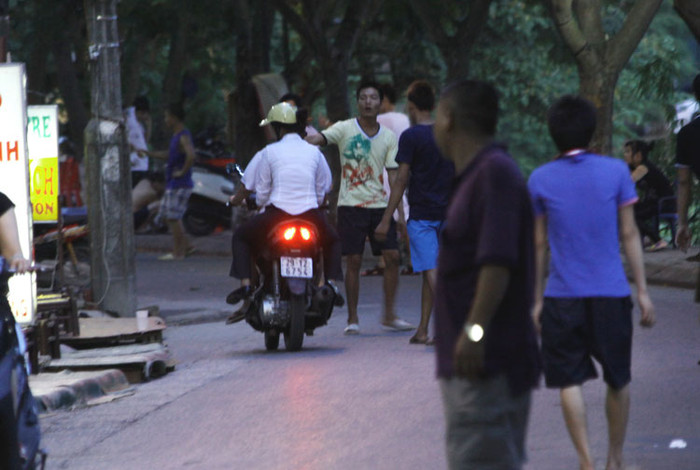 Ở đây, từ già đến trẻ, bất kể gái trai đứng đường đều có cả.