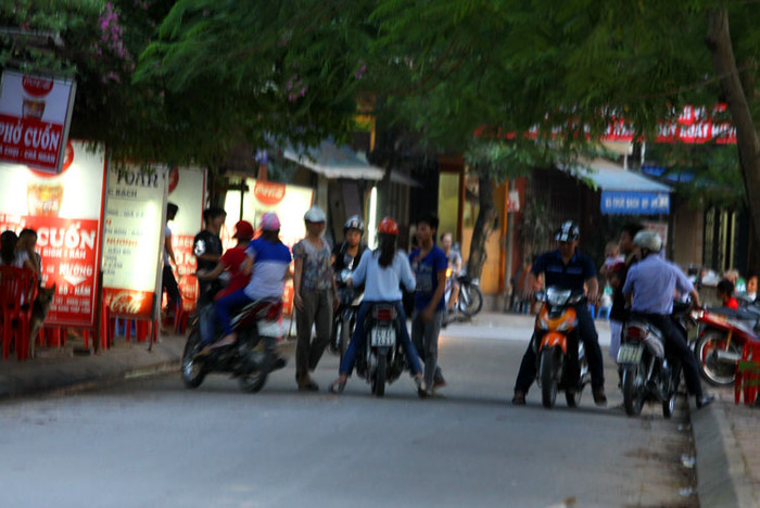 Mỗi cửa hàng thường cắt cử 1-2 người ra đứng đường để mời chào người đi đường.