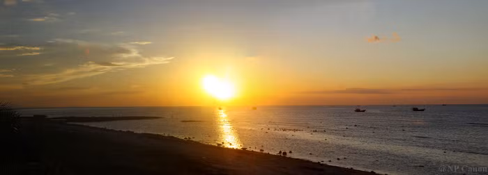 Những con thuyền vẫn miệt mài đánh bắt hải sản khu vực gần bờ.