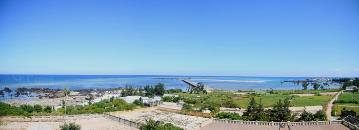 Tới đảo Lý Sơn, bạn có thể tới thăm ngọn đèn biển để ngắm nhìn toàn cảnh huyện đảo từ trên cao, thu vào tầm mắt biển trời mênh mông của tổ quốc.