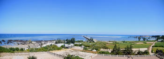 Tới đảo Lý Sơn, bạn có thể tới thăm ngọn đèn biển để ngắm nhìn toàn cảnh huyện đảo từ trên cao, thu vào tầm mắt biển trời mênh mông của tổ quốc.