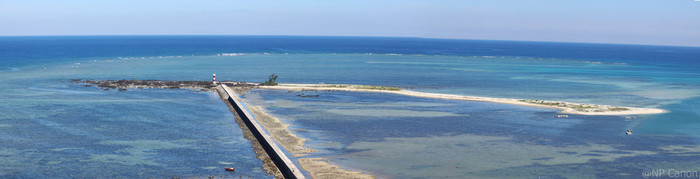 Nơi đây có những bãi đá san hô, những doi cát trắng, những bãi trầm tích nham thạch của hoạt động núi lửa hết sức hùng vĩ và hút hồn du khách.