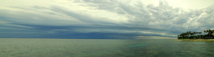 Cảnh sắc nơi huyện đảo tiền tiêu luôn hút hồn du khách tới đây. Lúc hoàng hôn yên bình hay khi trời giông tố thì cảnh sắc cũng đẹp như chốn tiên ngự.