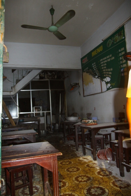 Sức ép của vụ nổ quá lớn khiến toàn bộ cửa kính bên trong khu bếp nổ tung, các mảnh kính bắn tung tóe, nồi xong đổ liểng xiểng.