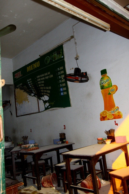 Dù đã được mọi người can ngăn nhưng người em rể vẫn cố tình lao vào rút dây dẫn gas khiến gas bắt lửa và gây ra vụ nổ kinh hoàng.