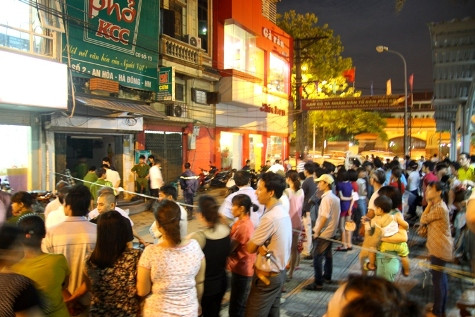 Cả trăm người dân khu phố An Hòa được phen thất kinh vì vụ nổ ga xảy ra trong đêm. (Ảnh Nam Phong) Cả trăm người dân khu phố An Hòa được phen thất kinh vì vụ nổ ga xảy ra trong đêm. (Ảnh Nam Phong)