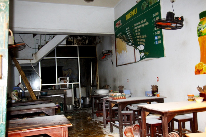 Sức ép của vụ nổ quá lớn khiến toàn bộ cửa kính bên trong khu bếp nổ tung, các mảnh kính bắn tung tóe, nồi xong đổ liểng xiểng.