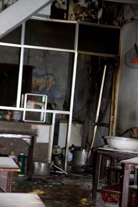 Sức ép của vụ nổ quá lớn khiến toàn bộ cửa kính bên trong khu bếp nổ tung, các mảnh kính bắn tung tóe, nồi xong đổ liểng xiểng.