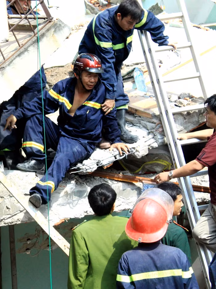 Thông báo cho mọi người biết đã thấy cháu Trần Duy Anh trong sự hồi hộp của hàng trăm người.