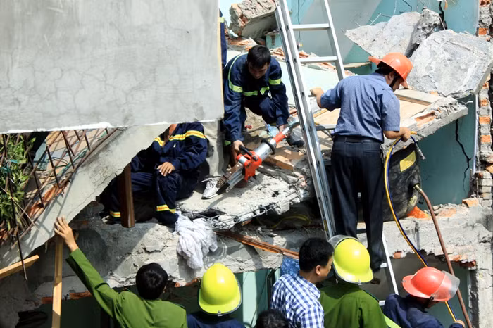 Kìm mỏ chim được đưa tới phục vụ công tác cứu hộ.