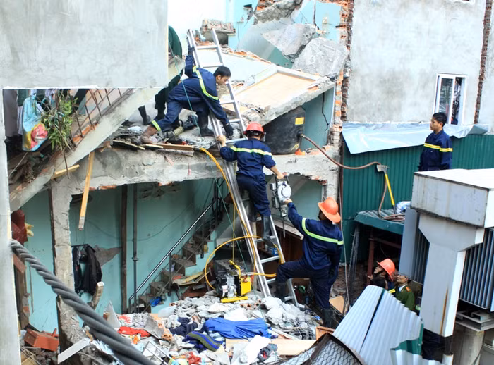 Các mũi khoang bê-tông di động cũng được huy động để phá những miếng bê-tông đang đè lên hai cháu nhỏ.